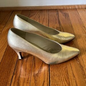 Stuart Weitzman gold leather evening pumps